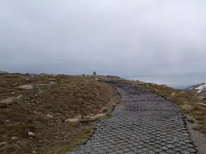 Climbing up to the Kosciuszko summit