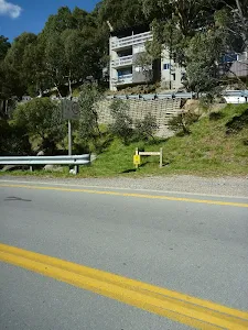 Crossing road to Pipeline Path