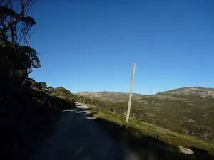 Trail and snowpoles along the ridge side
