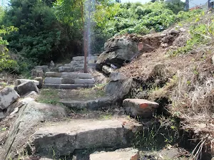 Steps between Queens Ave and Beach