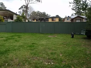 Track behind Plateau Pde house