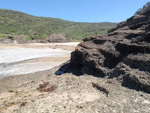 Crossing rocks on the eastern side of Snapper Point beach