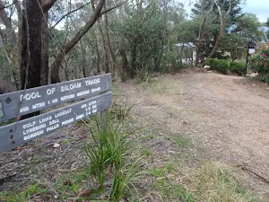 Sign at the end of Gladstone Rd