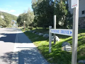 Following the footpath beside Friday Drive