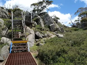 Climbing up to the main Range Lookout