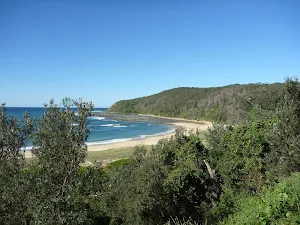 Bateau Bay Beach picnic area and lookout