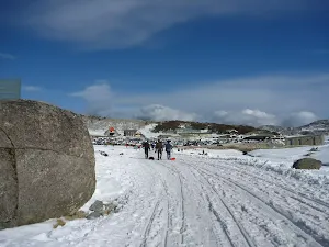 Perisher Blue Cow Link Rd in winter