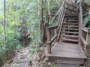 Sharp switchback of bottom falls track