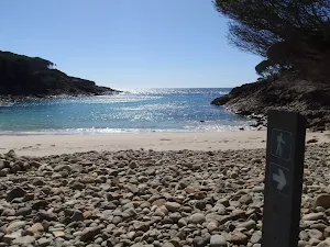 Boulder Bay arrow marker